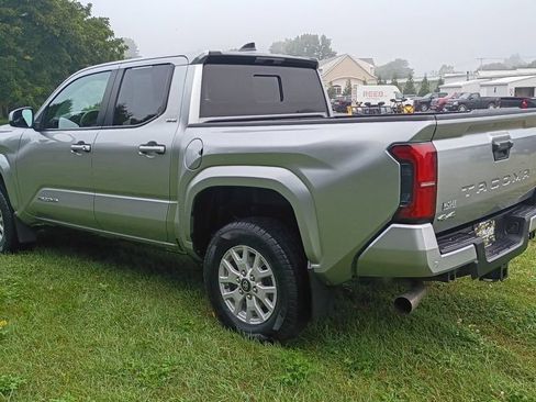 Used 2024 Toyota Tacoma SR5 AWD/4WD image 5