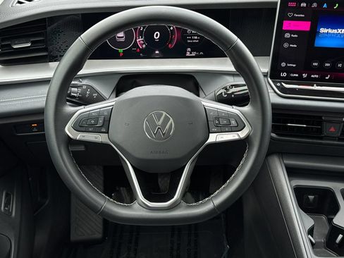 Used 2025 Volkswagen Tiguan SE AWD/4WD image 14