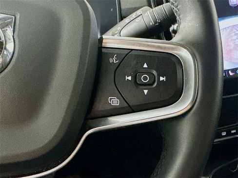 Used 2023 Volvo XC40 B4 Plus image 26