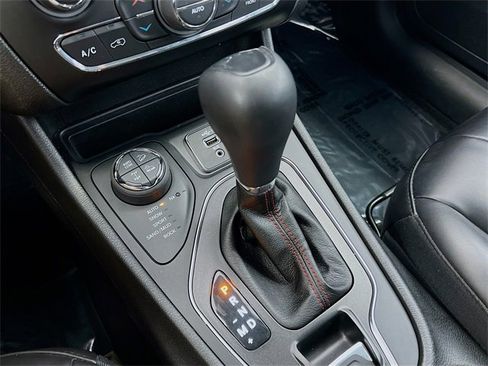 Used 2021 Jeep Cherokee Trailhawk w/ Comfort/Convenience Group image 13