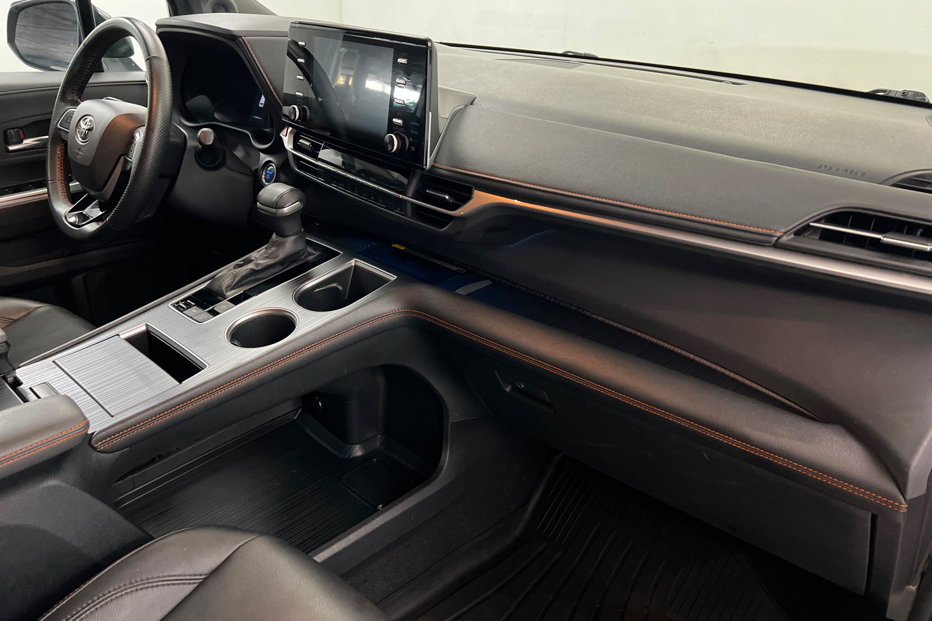 Used 2022 Toyota Sienna XSE w/ XSE Plus Package FWD image 25