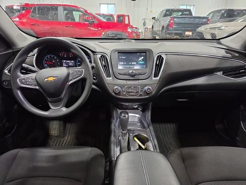 Used 2018 Chevrolet Malibu LT w/ LPO, Convenience Package 2 FWD image 4