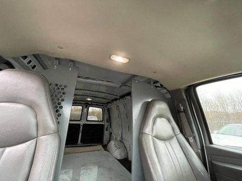 Used 2004 Chevrolet Express 2500 image 33