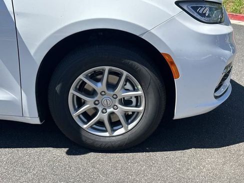 New 2026 Chrysler Pacifica Select image 13