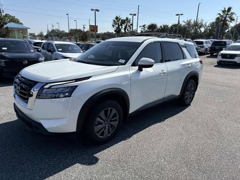 Certified 2024 Nissan Pathfinder SV image 8