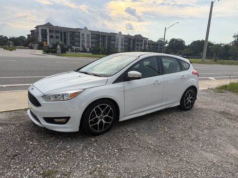 Used 2016 Ford Focus SE w/ SE Sport Package FWD image 3