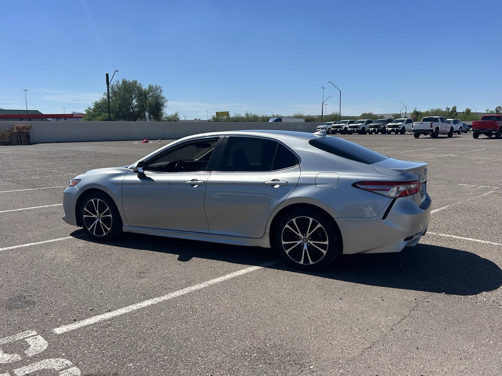 Used 2019 Toyota Camry SE FWD image 3