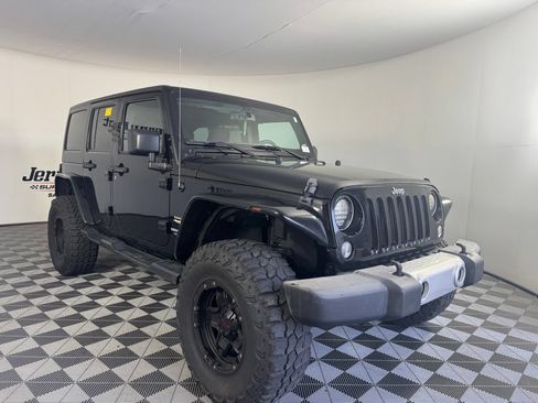 Used 2015 Jeep Wrangler Unlimited Sahara w/ Connectivity Group AWD/4WD image 5