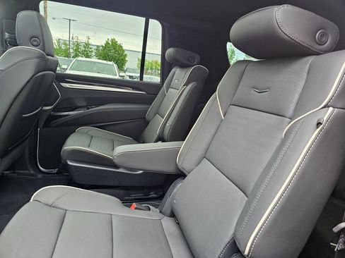 New 2026 Cadillac Escalade ESV Luxury AWD/4WD image 21