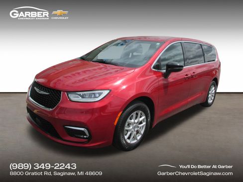 Used 2025 Chrysler Pacifica Select FWD image 1