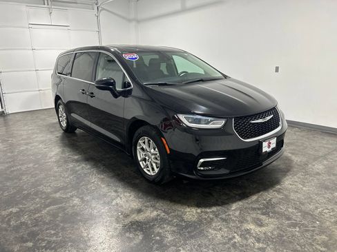 Used 2024 Chrysler Pacifica Touring-L FWD image 5
