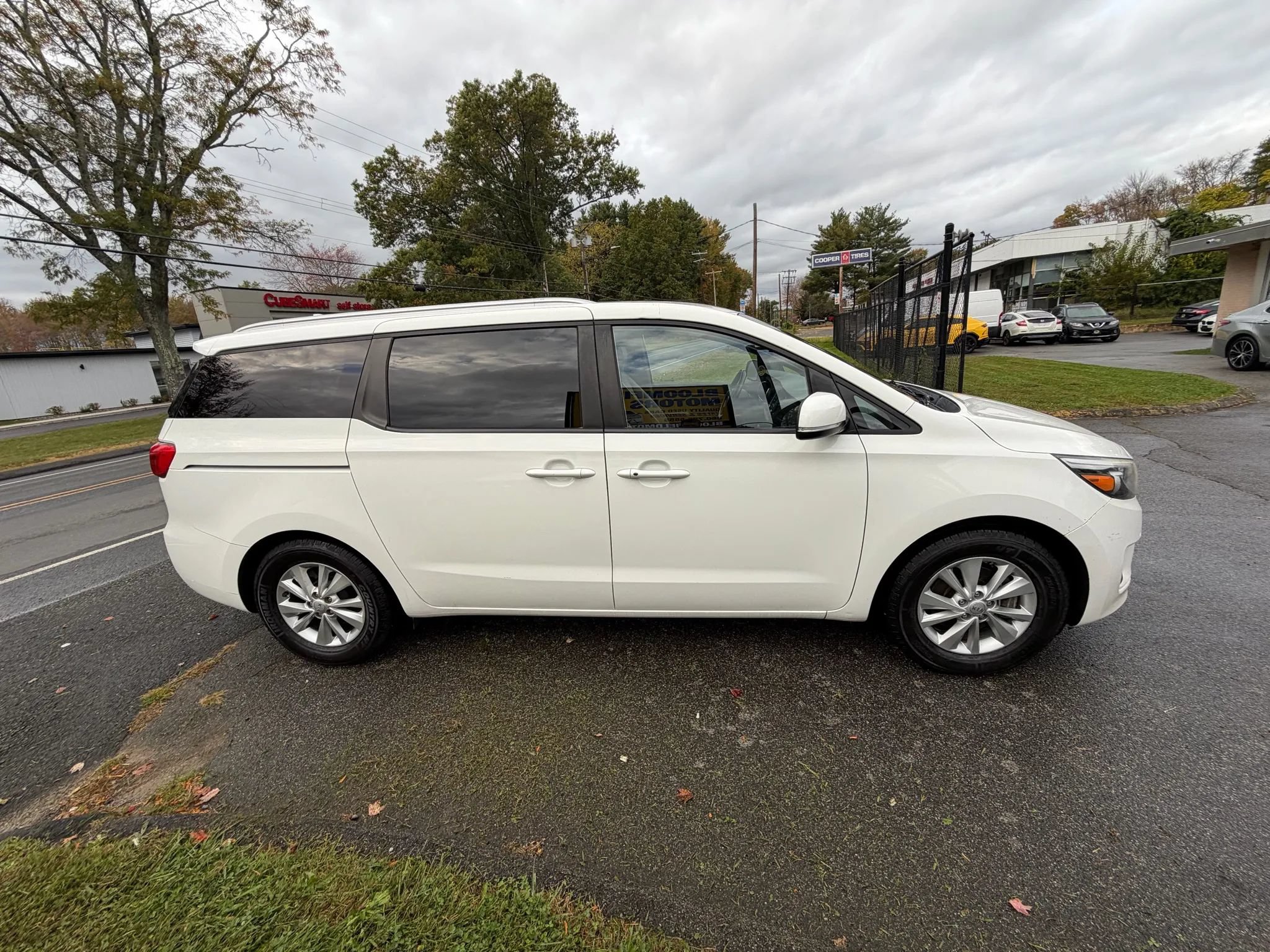 Used 2016 Kia Sedona LX w/ LX Essentials Premium Package FWD image 4