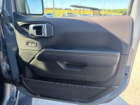 Used 2025 Jeep Wrangler Unlimited Sahara AWD/4WD image 27