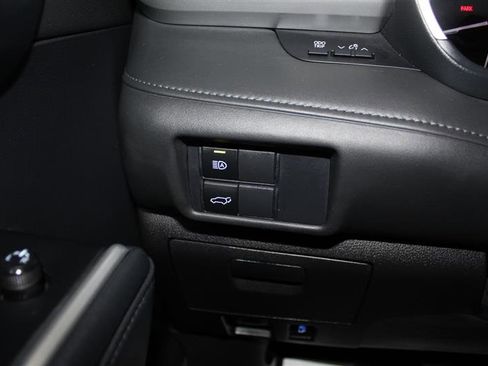 Used 2021 Toyota Highlander XLE AWD/4WD image 25