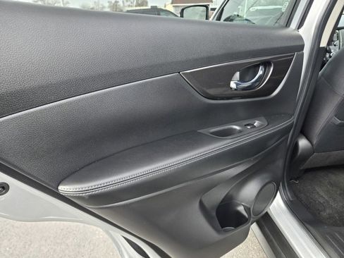 Used 2020 Nissan Rogue SV image 37