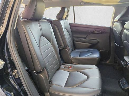 Used 2023 Toyota Highlander XLE FWD image 18