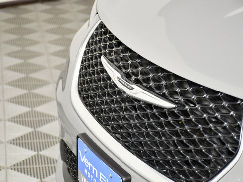 Used 2025 Chrysler Pacifica Select image 11