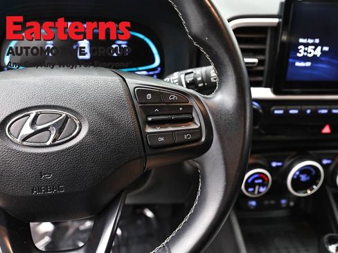 Used 2023 Hyundai Venue Limited FWD image 16