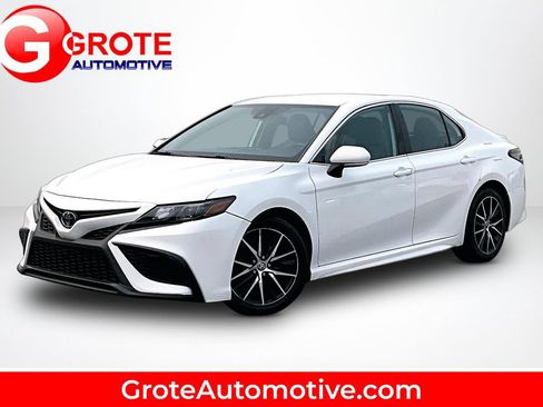 Used 2022 Toyota Camry SE FWD image 1