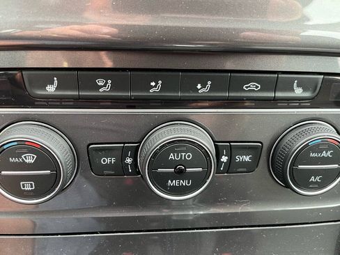 Used 2016 Volkswagen e-Golf SE w/ DC Fast Charging Package FWD image 12