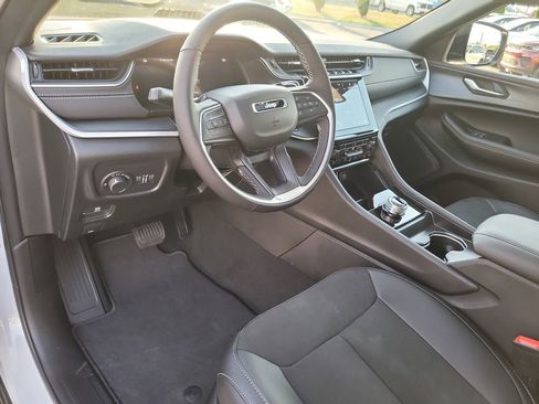 New 2025 Jeep Grand Cherokee Altitude image 17