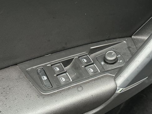 Used 2020 Volkswagen Tiguan SE image 12