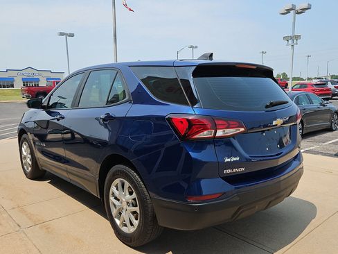 Used 2022 Chevrolet Equinox LS AWD/4WD image 3