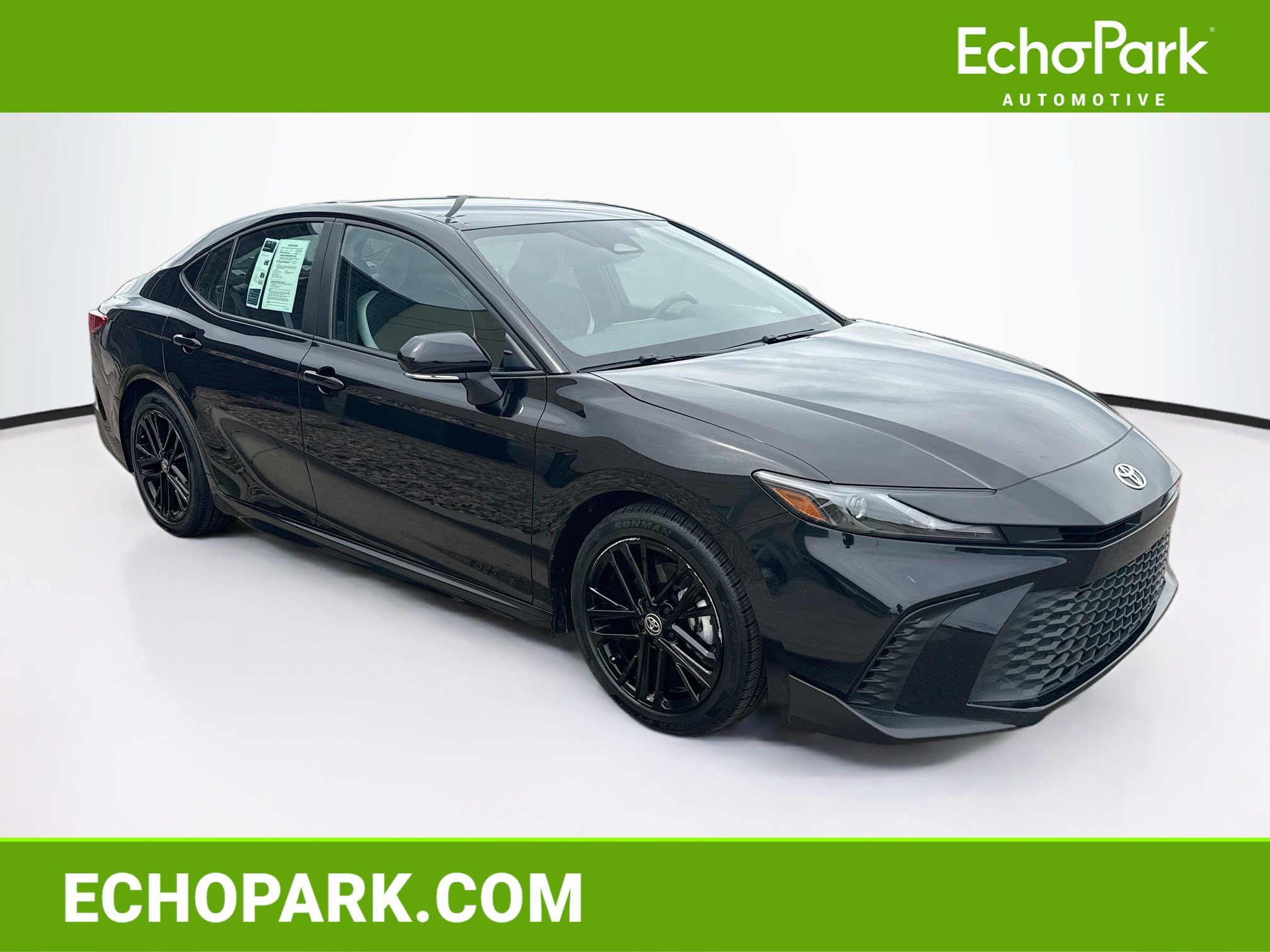 Used 2025 Toyota Camry SE FWD image 1