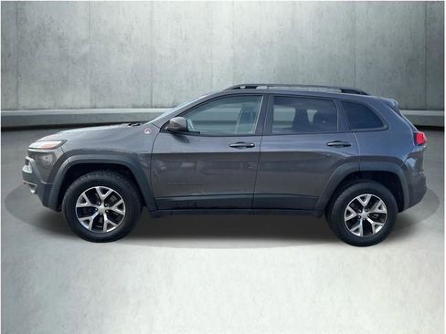 Used 2018 Jeep Cherokee Trailhawk w/ Cold Weather Group AWD/4WD image 2