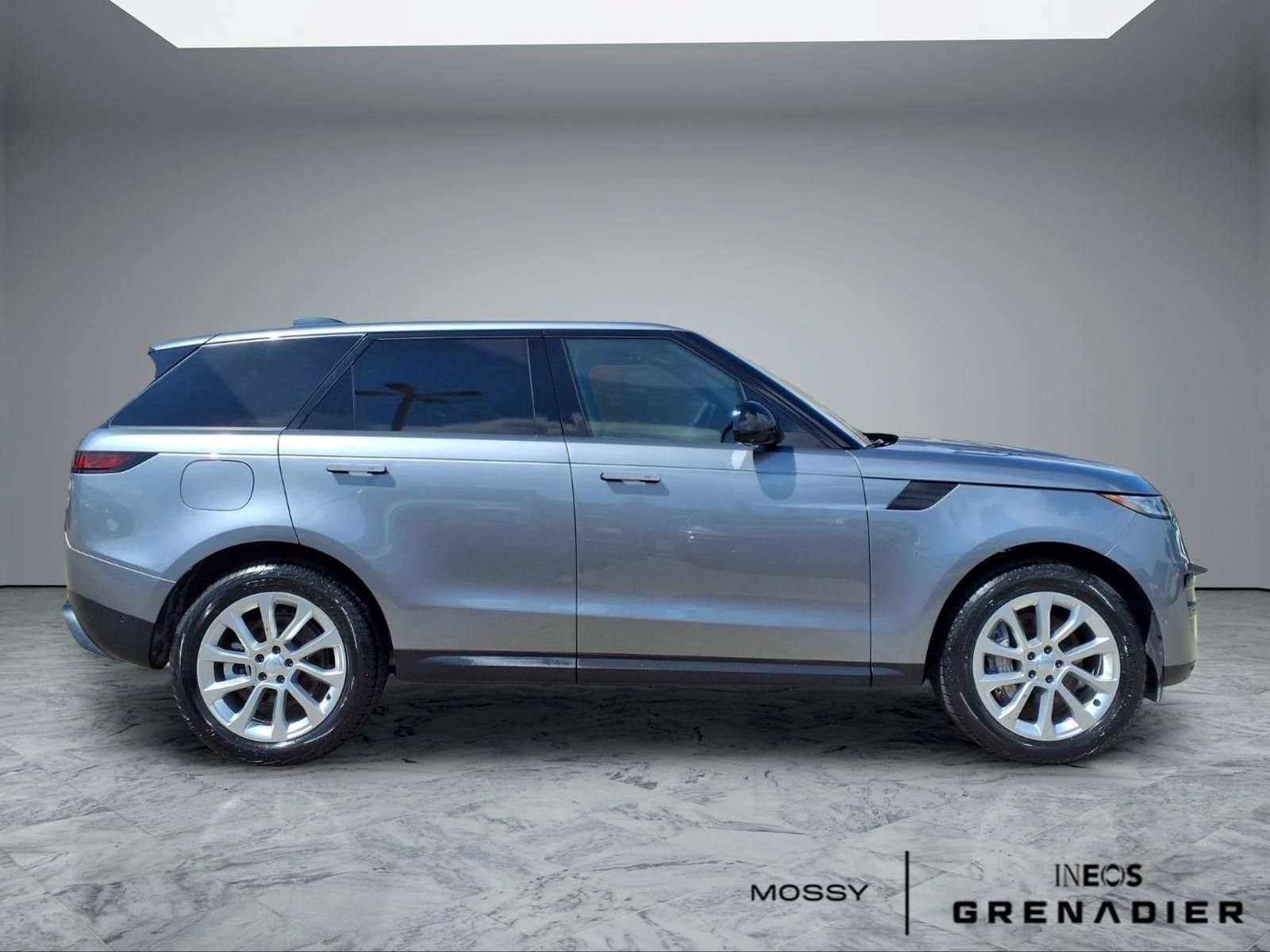 Used 2025 Land Rover Range Rover Sport SE AWD/4WD image 8