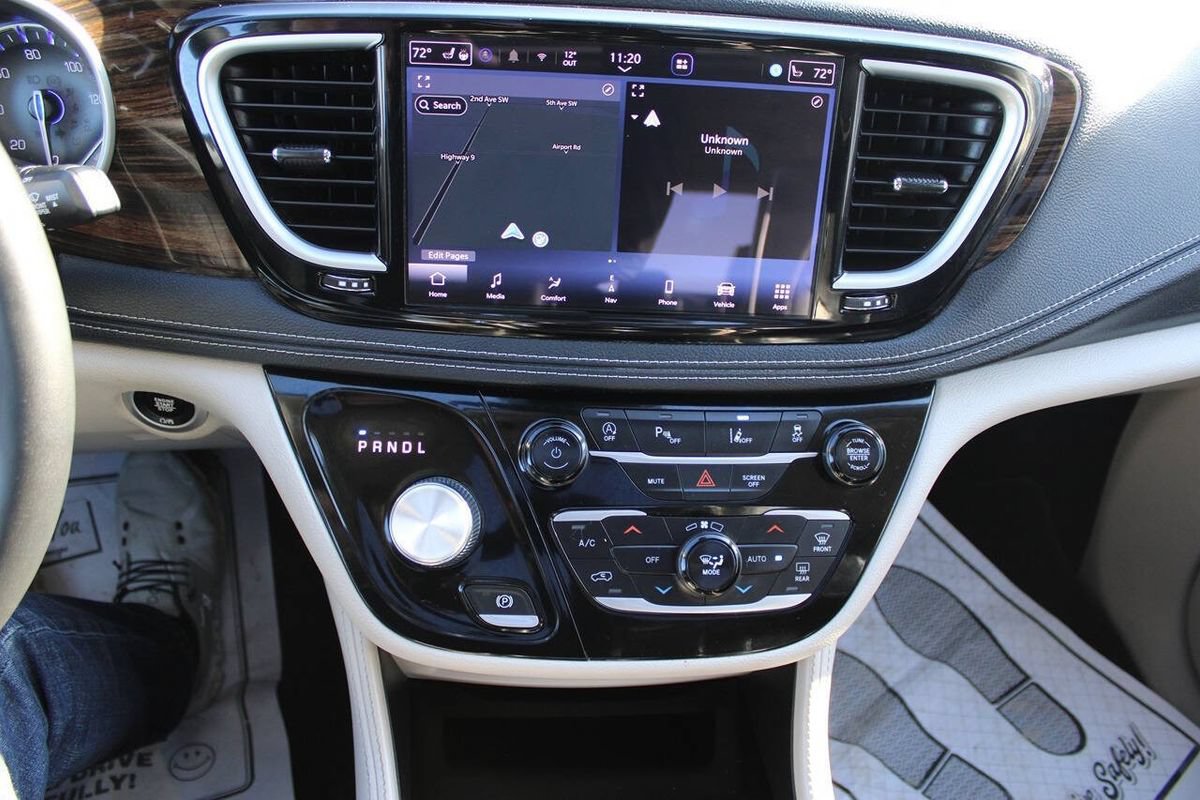 Used 2023 Chrysler Pacifica Limited FWD image 18