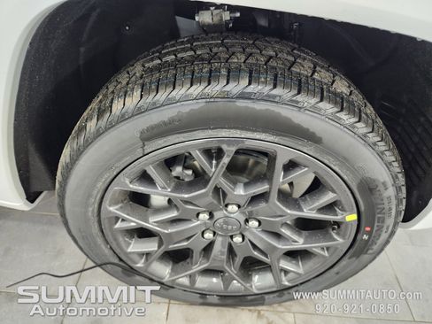 New 2025 Jeep Grand Cherokee Summit image 3