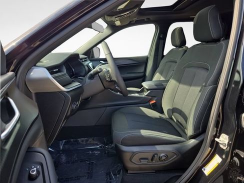 Used 2025 Jeep Grand Cherokee Laredo w/ Luxury Tech Group I AWD/4WD image 14
