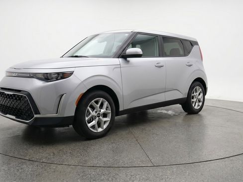 Used 2025 Kia Soul LX w/ LX Technology Package FWD image 3