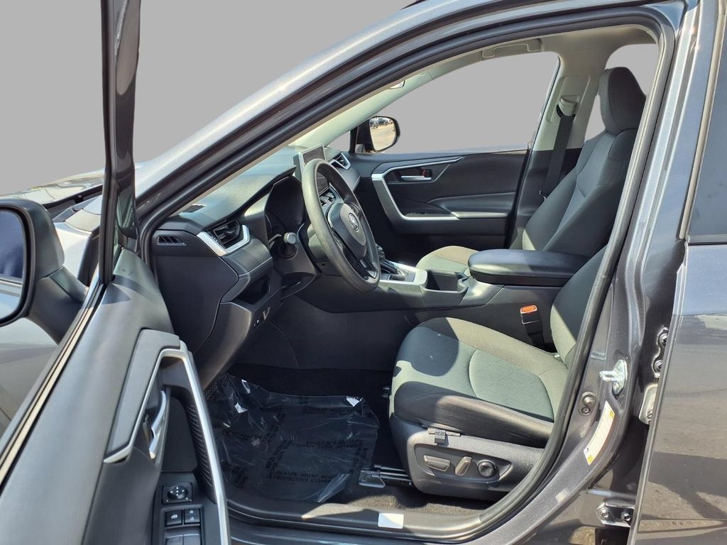 Used 2025 Toyota RAV4 XLE AWD/4WD image 21