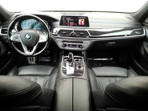 Used 2019 BMW 750i w/ Executive Package RWD image 3