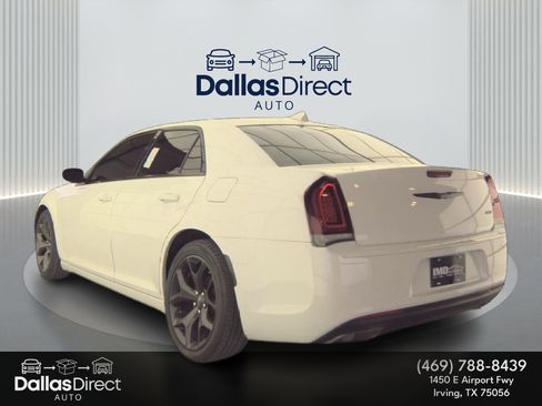 Used 2022 Chrysler 300 Touring w/ Sport Appearance Package RWD image 8