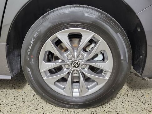 Used 2025 Toyota Sienna XLE FWD image 8