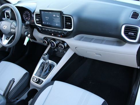 Used 2020 Hyundai Venue SEL image 25
