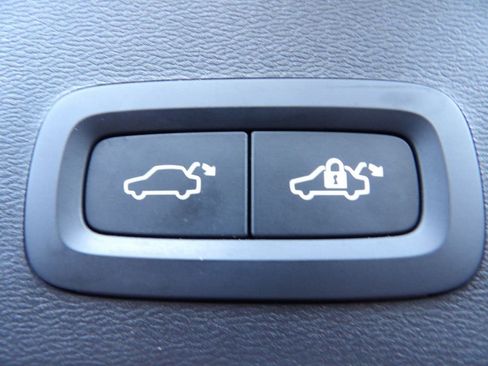 Certified 2024 Volvo XC40 B5 Plus w/ Protection Package Premier image 29