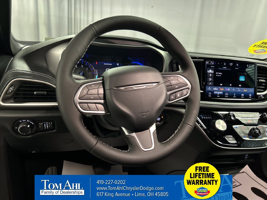 New 2027 Chrysler Pacifica Select FWD image 13