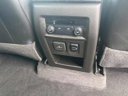 Used 2018 Chevrolet Traverse LT image 11