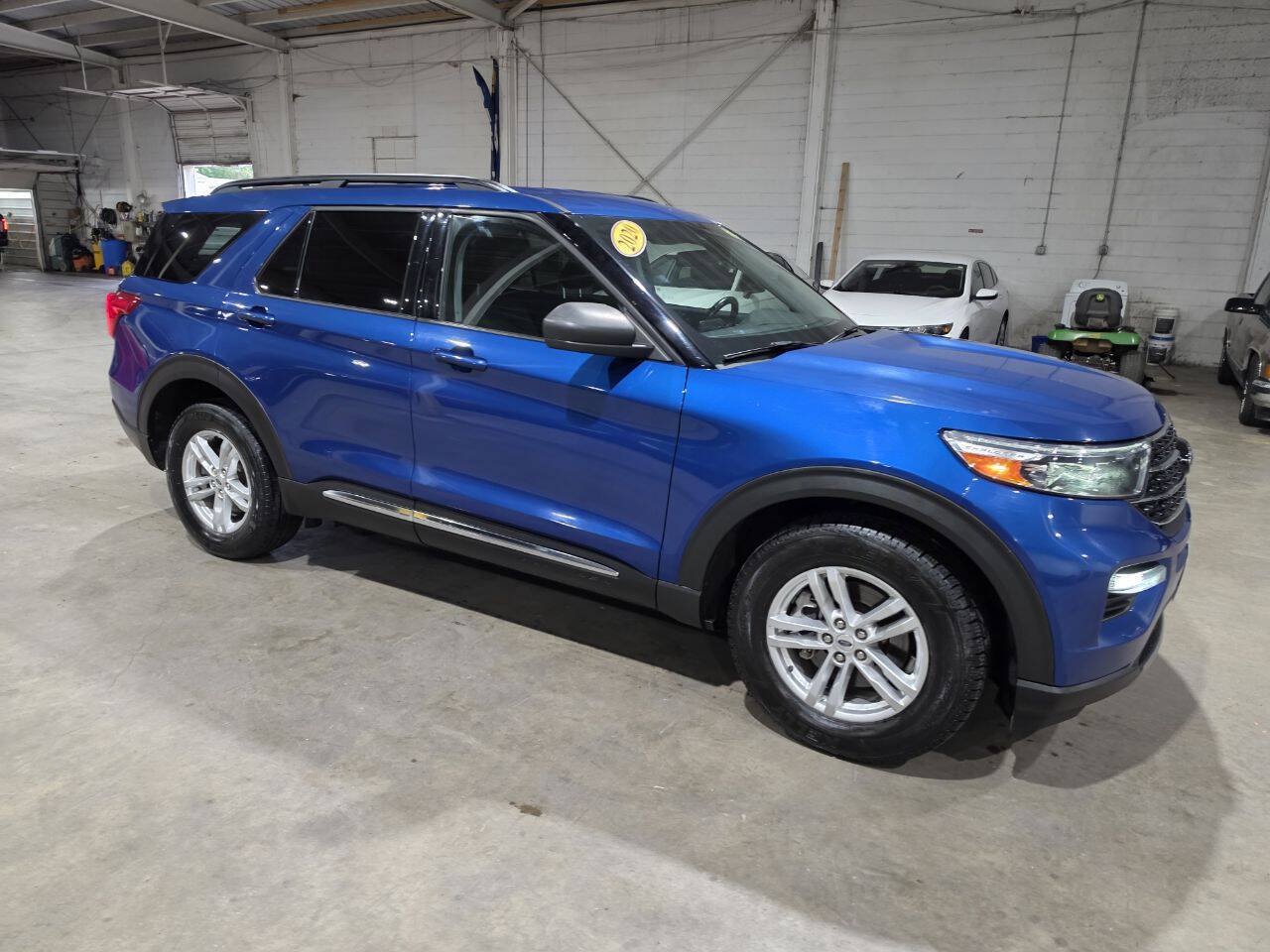 Used 2020 Ford Explorer XLT w/ Equipment Group 202A AWD/4WD image 17