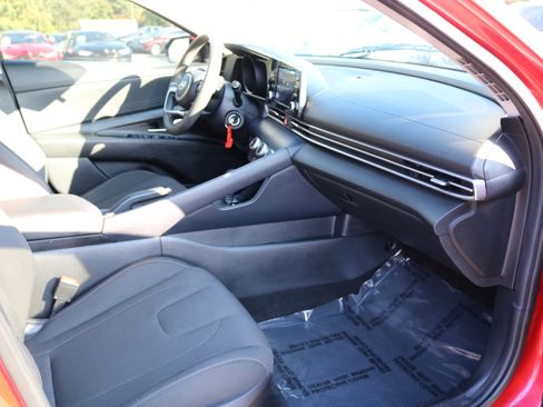 Used 2021 Hyundai Elantra SE image 39