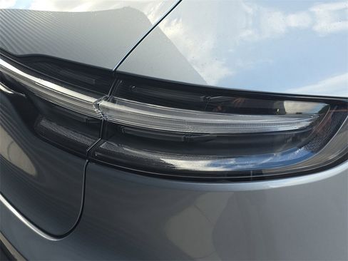 Used 2025 Porsche Macan image 16