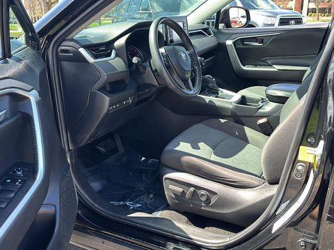 Used 2020 Toyota RAV4 XLE w/ Convenience Package image 2