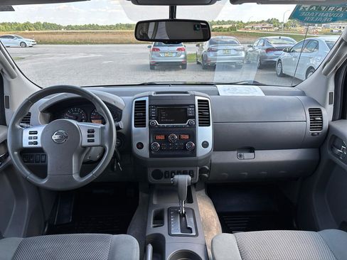 Used 2015 Nissan Frontier SV w/ SV Value Truck Package RWD image 13