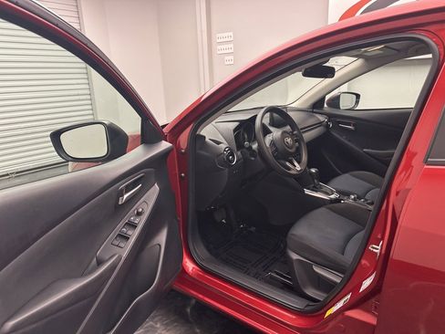 Used 2020 Toyota Yaris L image 5