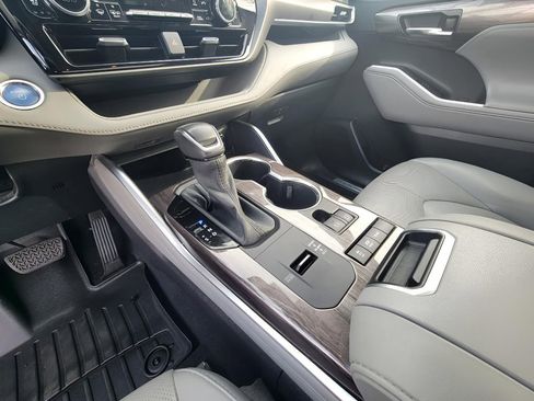 Used 2021 Toyota Highlander Limited image 26