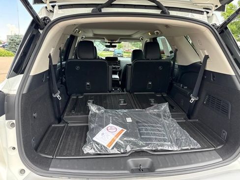 Used 2023 Nissan Pathfinder Platinum AWD/4WD image 14